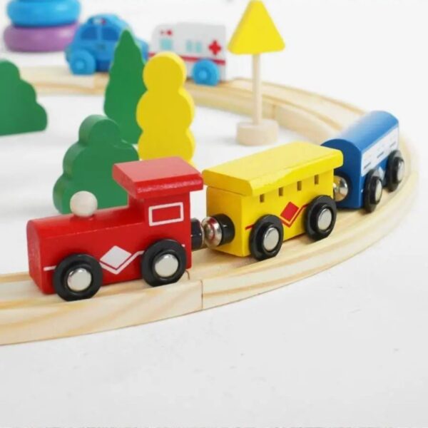 Set Circuit Trenulet din Lemn, Flippy, Locomotiva Electrica cu Sine de Lemn, 26 Piese, Jucarie Educativa Montessori, Masini de Interventie si Accesorii Oras, 3 ani+, Multicolor