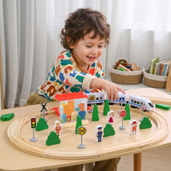 Set Circuit Trenulet din Lemn, Flippy, Locomotiva Electrica cu Sine de Lemn, 35 Piese, Jucarie Educativa Montessori, Accesorii Oras si Figurine Personaje, 3 ani+, Multicolor