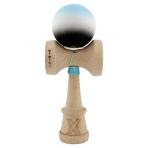 Kendama X Originala, Profesionala, Flippy, Cupe Mari KING SIZE V3, Rubber Grip, Gaura in Baza, Rulment Metalic, din lemn 18 cm, Ata 62/65 cm, Gradient Albastru deschis/Alb/Negru