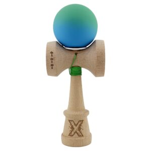 Kendama X Originala, Profesionala, Flippy, Cupe Mari KING SIZE V3, Rubber Grip, Gaura in Baza, Rulment Metalic, din lemn 18 cm, Ata 62/65 cm, Gradient Verde/Albastru