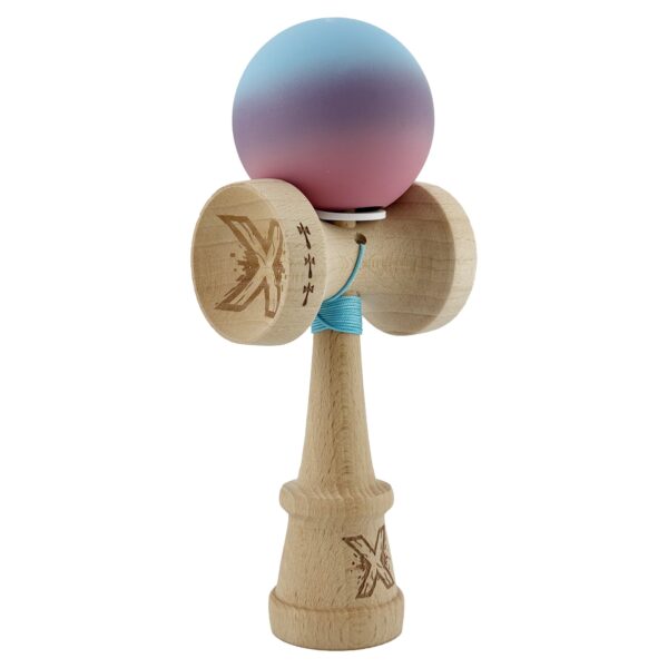 Kendama X Originala Profesionala  Cupe Mari KING SIZE V3 Rubber Grip Gaura in Baza Rulment Metalic din lemn 18 cm Ata 62/65 cm Gradient Albastru deschis/Mov/Roz