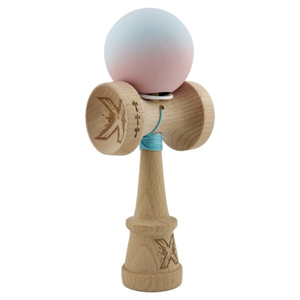 Kendama X Originala Profesionala  Cupe Mari KING SIZE V3 Rubber Grip Gaura in Baza Rulment Metalic din lemn 18 cm Ata 62/65 cm Gradient Albastru deschis/Roz